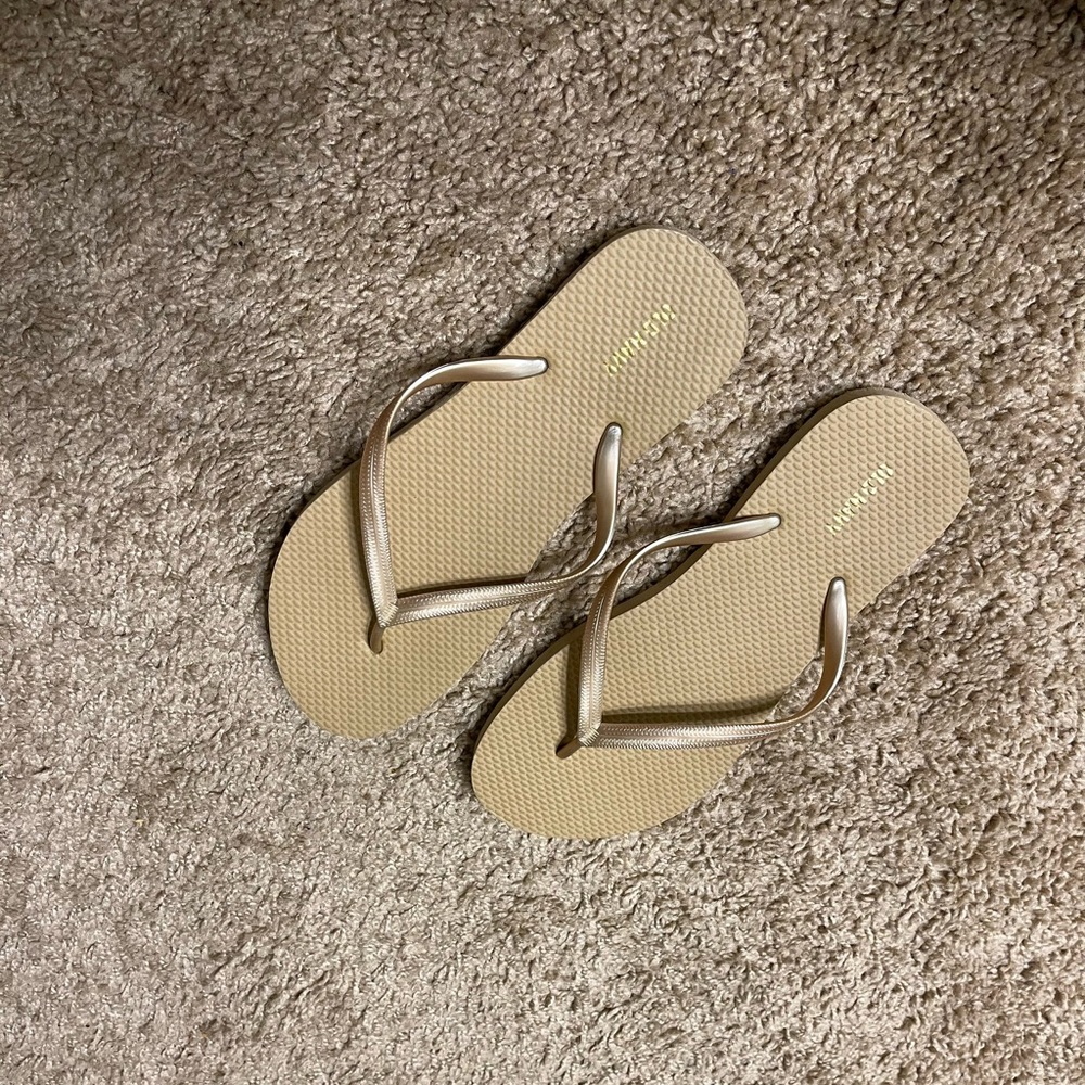 Old Navy Flip Flops - Gold Size 8